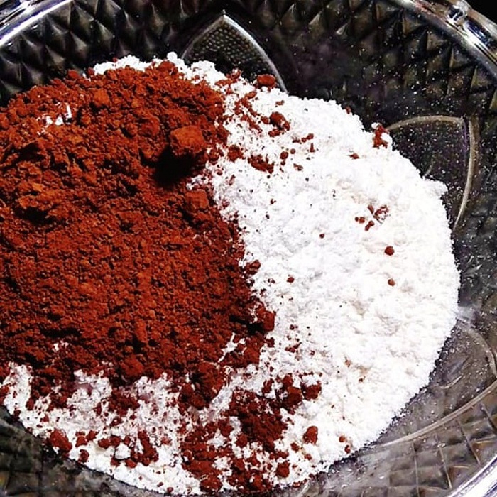 Cho vào tô khác bột mì, bột cacao,bột nở