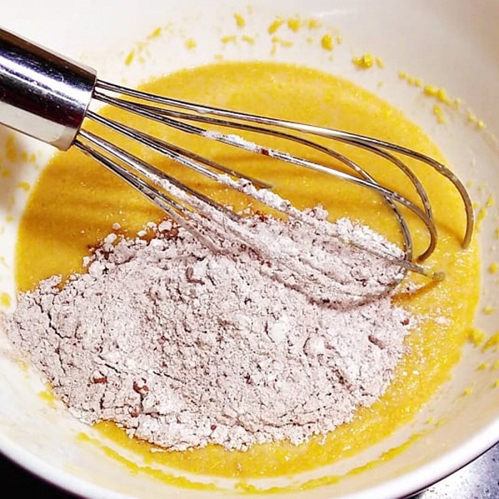 Rây từ từ hỗn hợp bột vào hỗn hợp trứng sữa ban đầu
