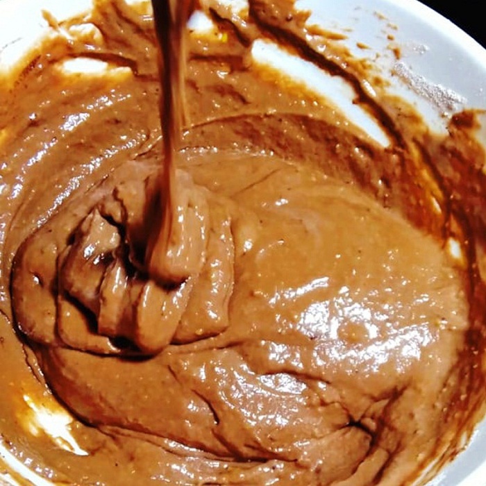 Thêm dầu ăn và đảo nhẹ nhàng thêm một lần nữa cho hỗn hợp hòa quyện