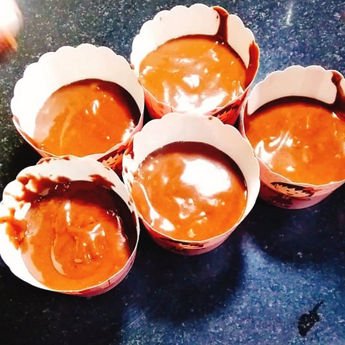 Đổ hỗn hợp bột vào khoảng 2/3 chiều cao của khuôn bánh