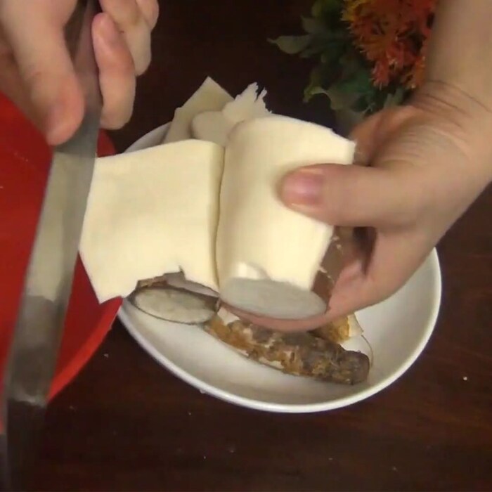 Lột vỏ ngoài củ khoai mì