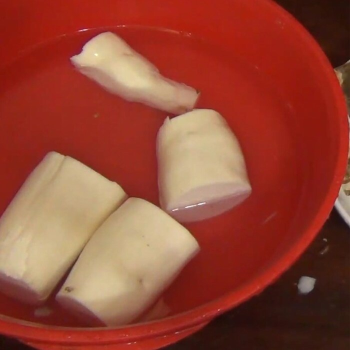 Ngâm với nước muối loãng từ 1-2 giờ đồng hồ