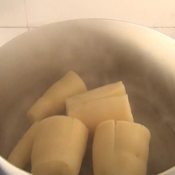 Hấp chín khoai mì