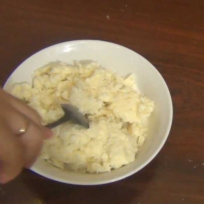 Trộn đều các nguyên liệu với nhau