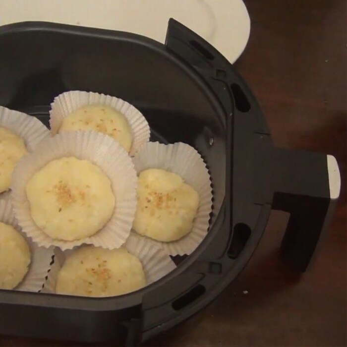 Nặn tạo hình và xếp bánh vào nồi chiên không dầu để nướng bánh