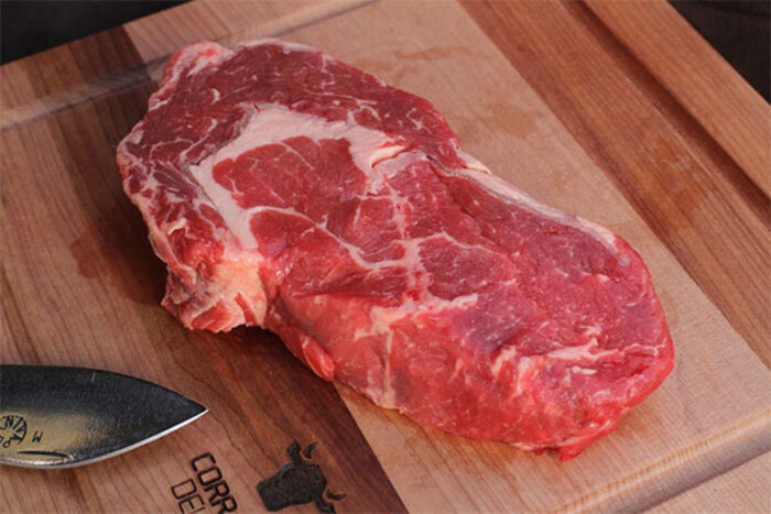 Nên lựa chọn miếng bò thăn nội, thường nằm ở phần lưng phía trong của bò