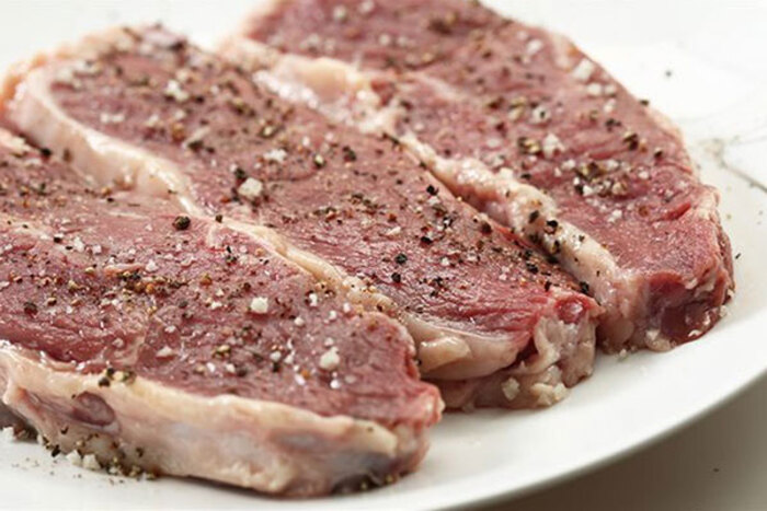 Ướp đều miếng thịt với các gia vị