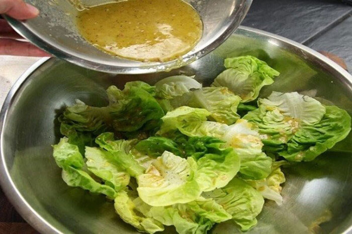 Trộn salad ăn kèm với bít tết bò