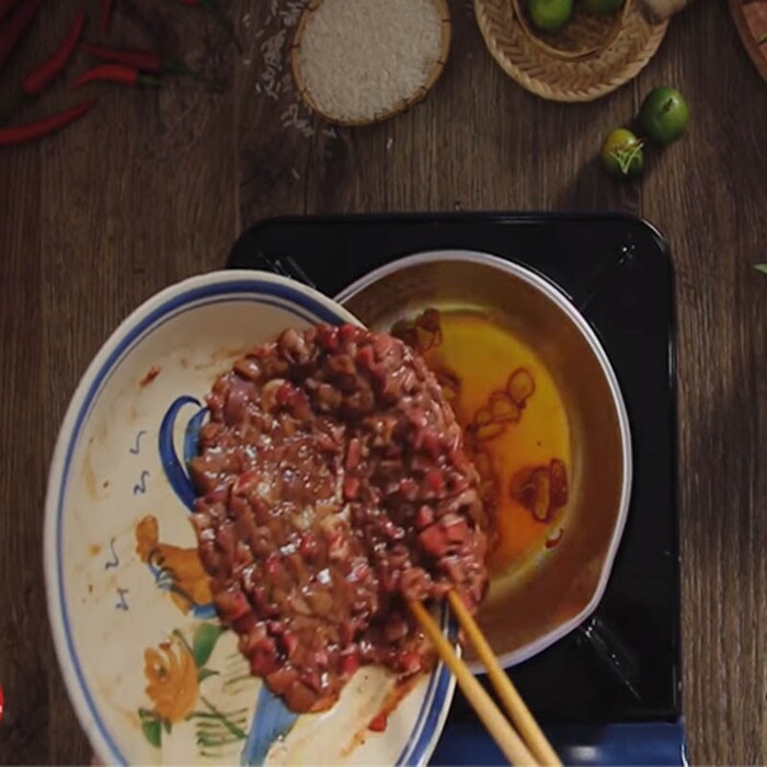 Cho hỗn hợp vào đun trên chảo nóng