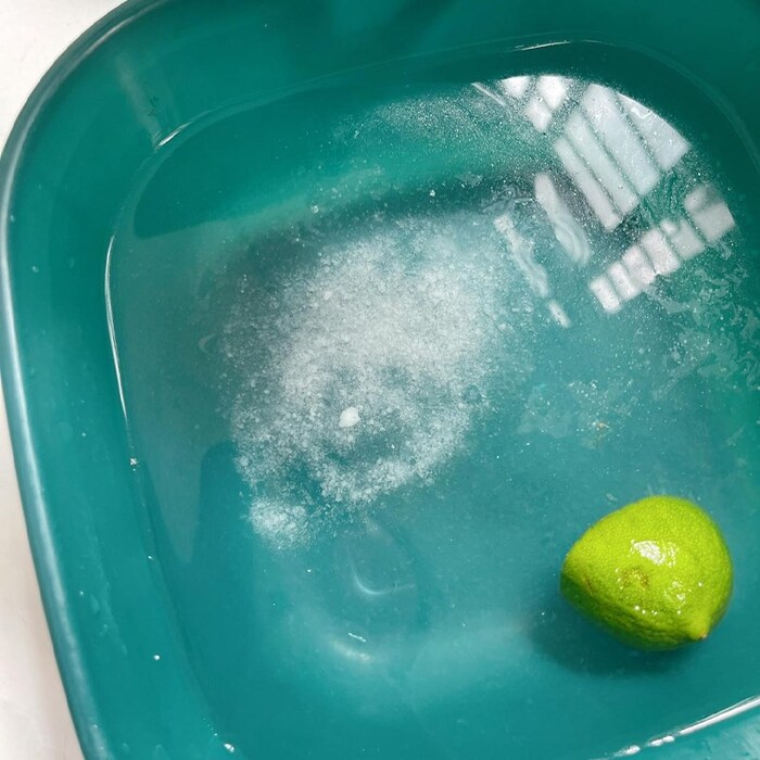 Chuẩn bị một thau nước để ngâm mít