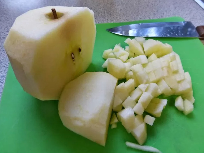 Táo gọt vỏ, cắt hạt lựu