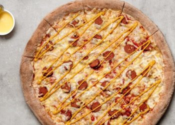 Cách làm pizza xúc xích viền phô mai đơn giản tại nhà