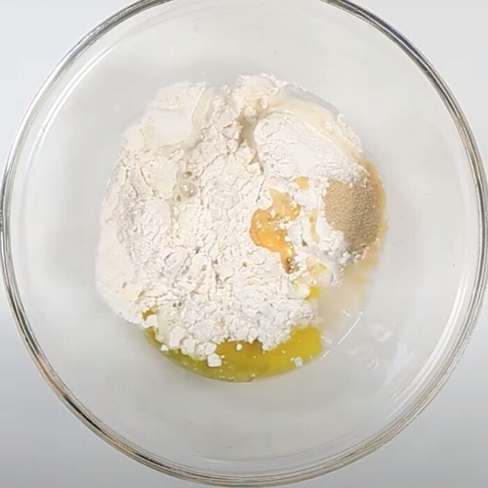 Cho các nguyên liệu vào tô và trộn đều