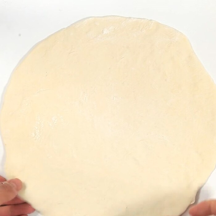 Sử dụng thanh cán bột để cán mỏng vỏ bánh