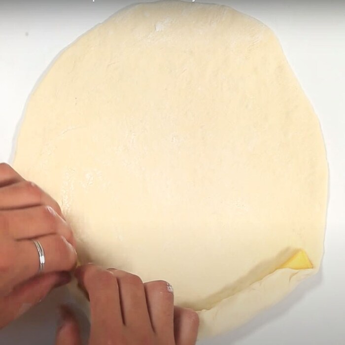 Nhẹ nhàng cuộn viền bánh bao phủ lớp phô mai