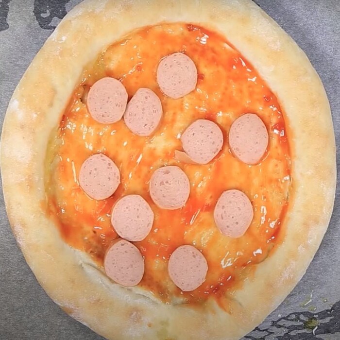 Xếp các nguyên liệu nhân lên đế bánh