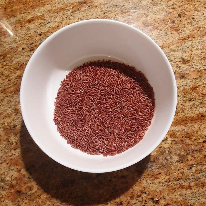 Cho gạo lứt vào tô lớn rồi rửa sạch