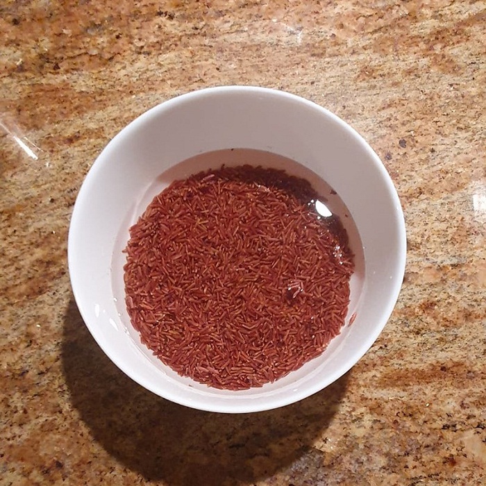 Ngâm gạo lứt với nước trong khoảng 1 giờ