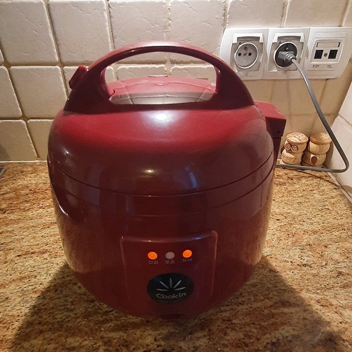 Đậy nắp nồi cơm lại và ấn nút nấu cơm