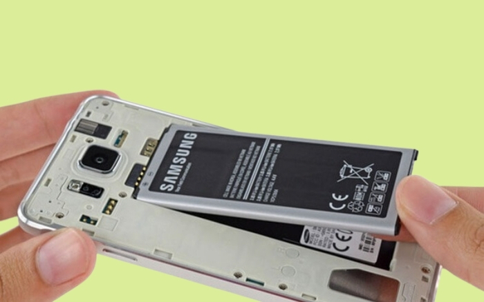 Tháo pin ra khỏi điện thoại và khởi động lại