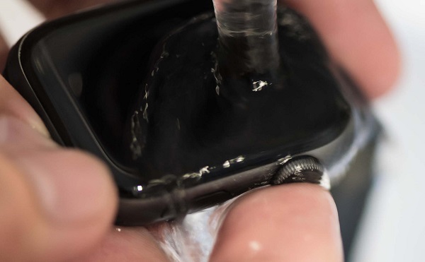 Làm sạch nút xoay Digital Crown