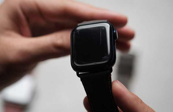 Xóa vết trầy hoặc bong tróc sơn trên Apple Watch