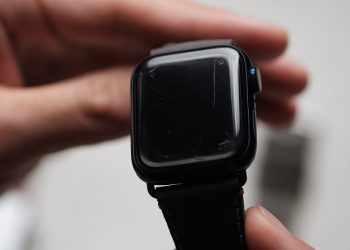 Cách vệ sinh đồng hồ Apple Watch