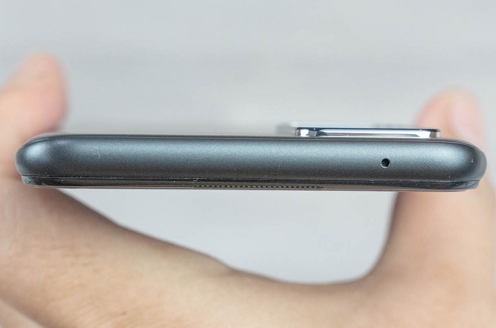 Đỉnh máy được bố trí 1 micro