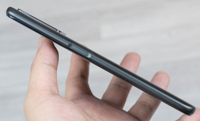 Cảm biến vân tay được đặt trên cạnh phải dưới nút nguồn