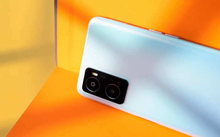 Điểm nhấn nổi bật trên mặt lưng của OPPO A76 đến từ cụm camera kép