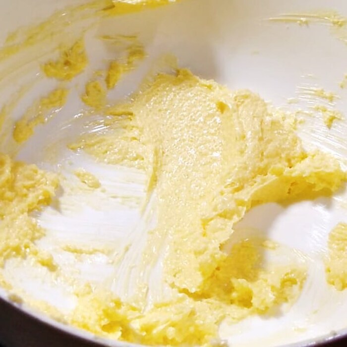 Trộn đều hỗn hợp bơ đường