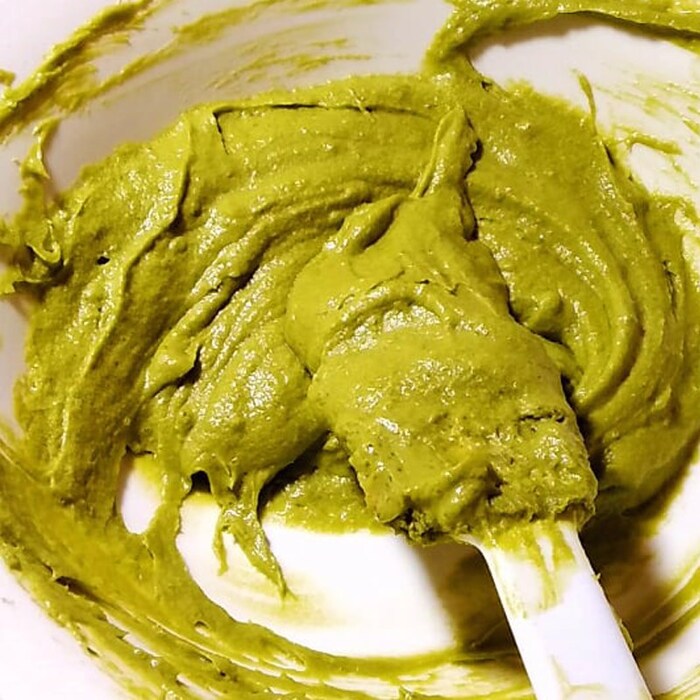 Cho thêm lòng trắng trứng và tiếp tục trộn đều