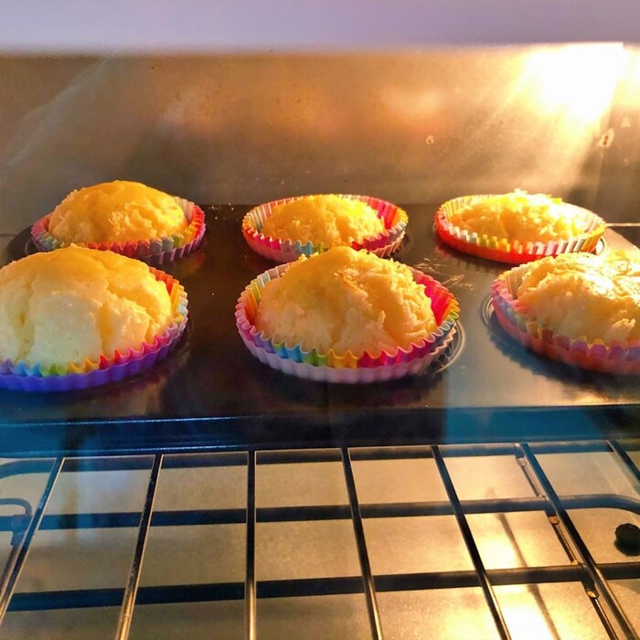 Từng chiếc bánh nở xốp trong lò nướng