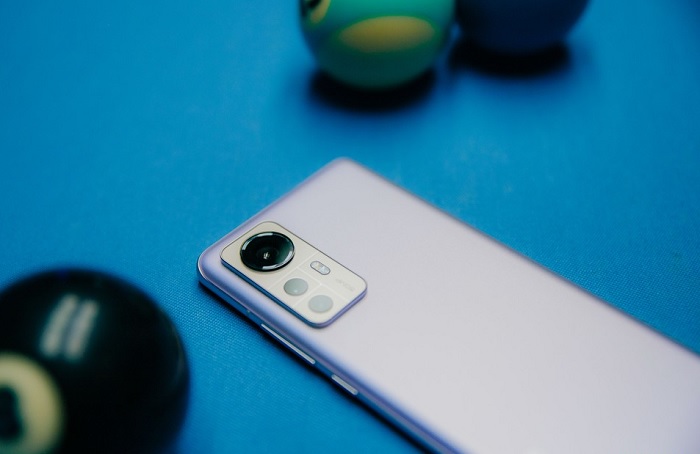 Xiaomi 12 sở hữu thiết kế khác biệt với khung viền siêu mỏng cùng các đường nét bo cong 3D