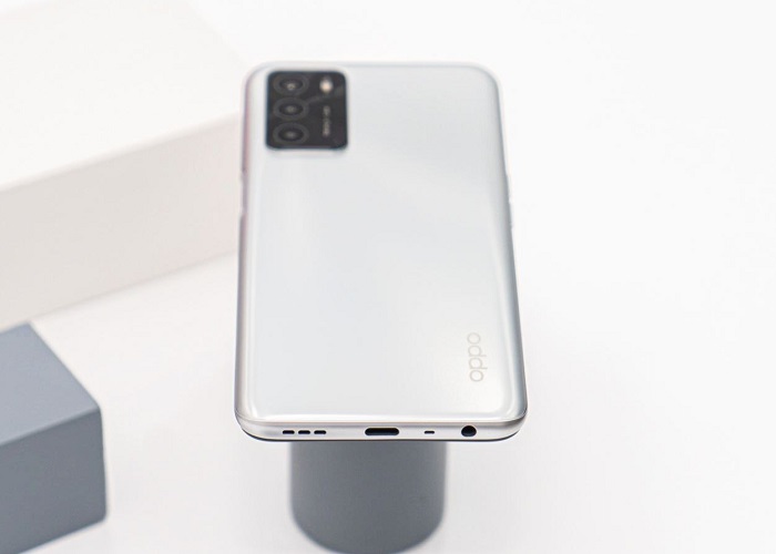 Cạnh đáy gồm loa ngoài, cổng sạc USB Type-C, micro và jack tai nghe 3.5mm