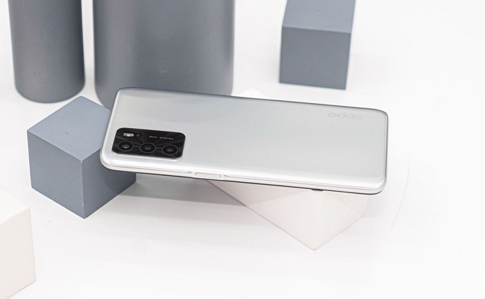 Cạnh phải được bố trí nút nguồn