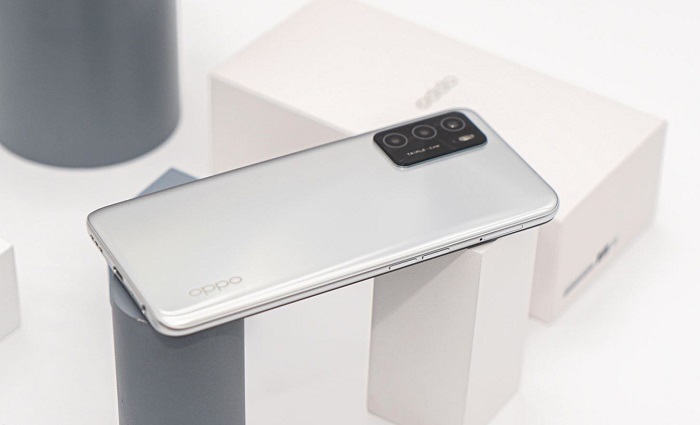 Cạnh trái được bố trí khay cắm thẻ sim và nút điều chỉnh âm lượng