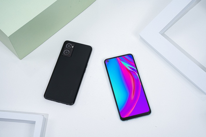 Không gian hiển thị rộng rãi và tỉ lệ màn hình so với thân máy cao