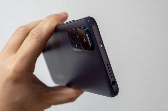 Thiết kế tương đồng nên hai mẫu smartphone này đều rất mỏng và nhẹ