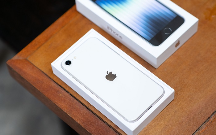 iPhone SE 2022 ngoại hình kém nổi bật nhưng lại rất nhỏ gọn