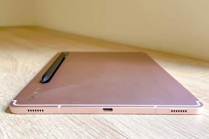 Mặt lưng và cổng kết nối của Galaxy Tab S8