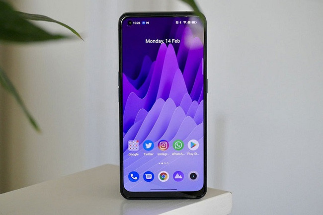 Realme 9 Pro có màn hình và tần số quét lớn hơn, còn 9 Pro+ sở hữu tấm nền Super AMOLED cao cấp hơn