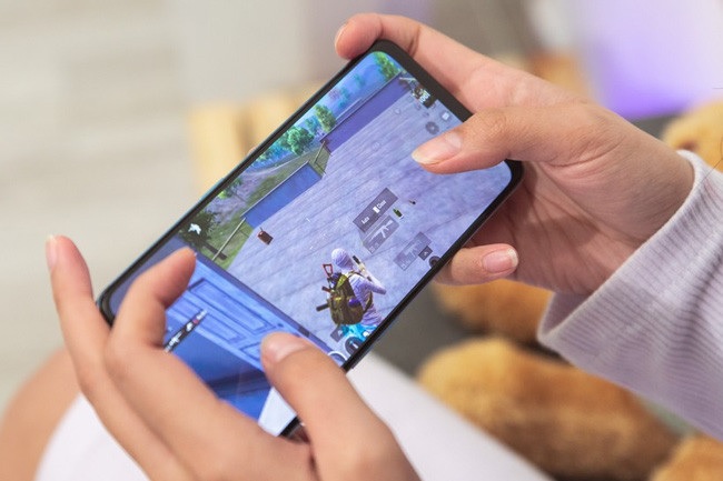 Reame 9 Pro có viên pin lớn hơn, bù lại 9 Pro+ có sạc nhanh lên tới 60W