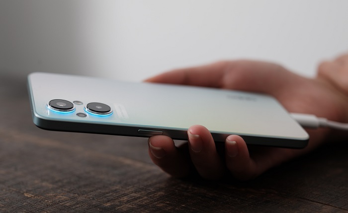 2 ống kính lớn có viền led phát sáng khi nhận thông báo hay sạc pin