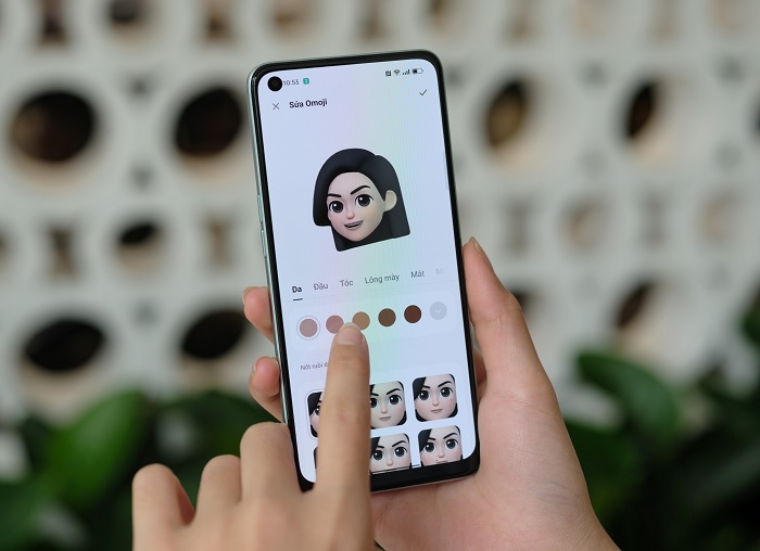 ColorOS 12 cung cấp tính năng Emoji với nhiều biểu cảm cá nhân được nhận dạng theo khuôn mặt theo thời gian thực