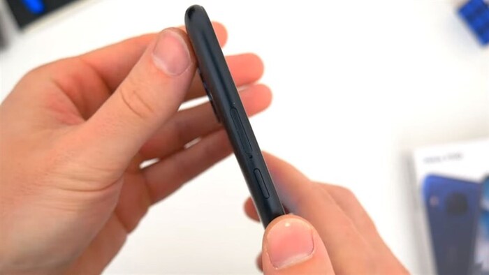 Cạnh trái của Nokia X100 là nơi chứa khay SIM cùng phím gọi trợ lý ảo