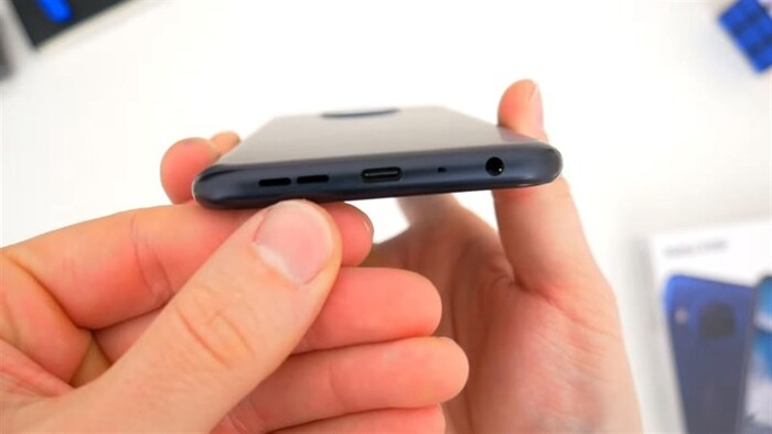 Cạnh dưới của Nokia X100 là nơi đặt loa ngoài, cổng sạc Type-C, mic thoại và cổng cắm tai nghe 3.5 mm