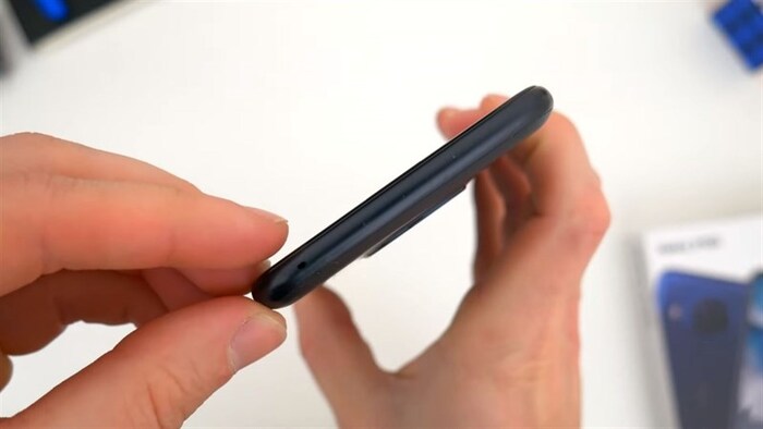 Cạnh trên của Nokia X100 là nơi đặt mic phụ thứ 2