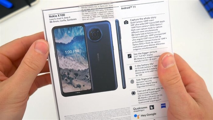 Mặt dưới hộp đựng của Nokia X100 có in các thông tin cấu hình chi tiết