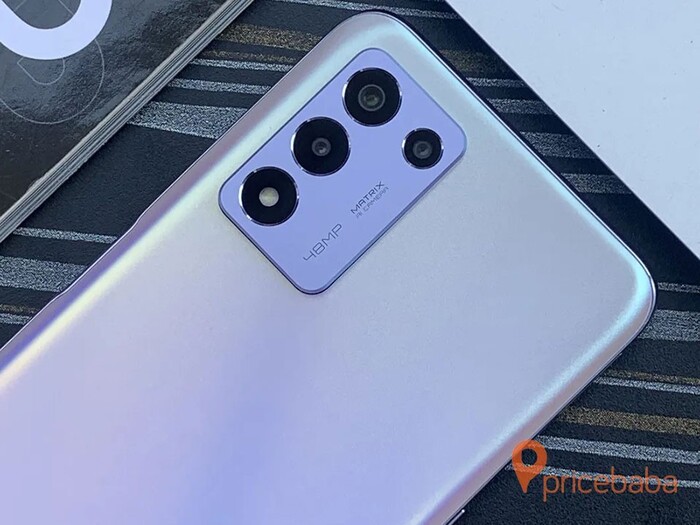 Cận cảnh cụm camẻa sau của máy